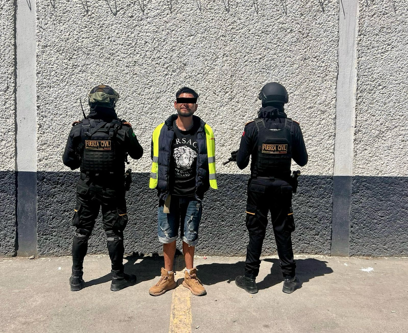 DETIENEN A HOMBRE ARMADO AL NORTE DE MONTERREY - Vector Norte