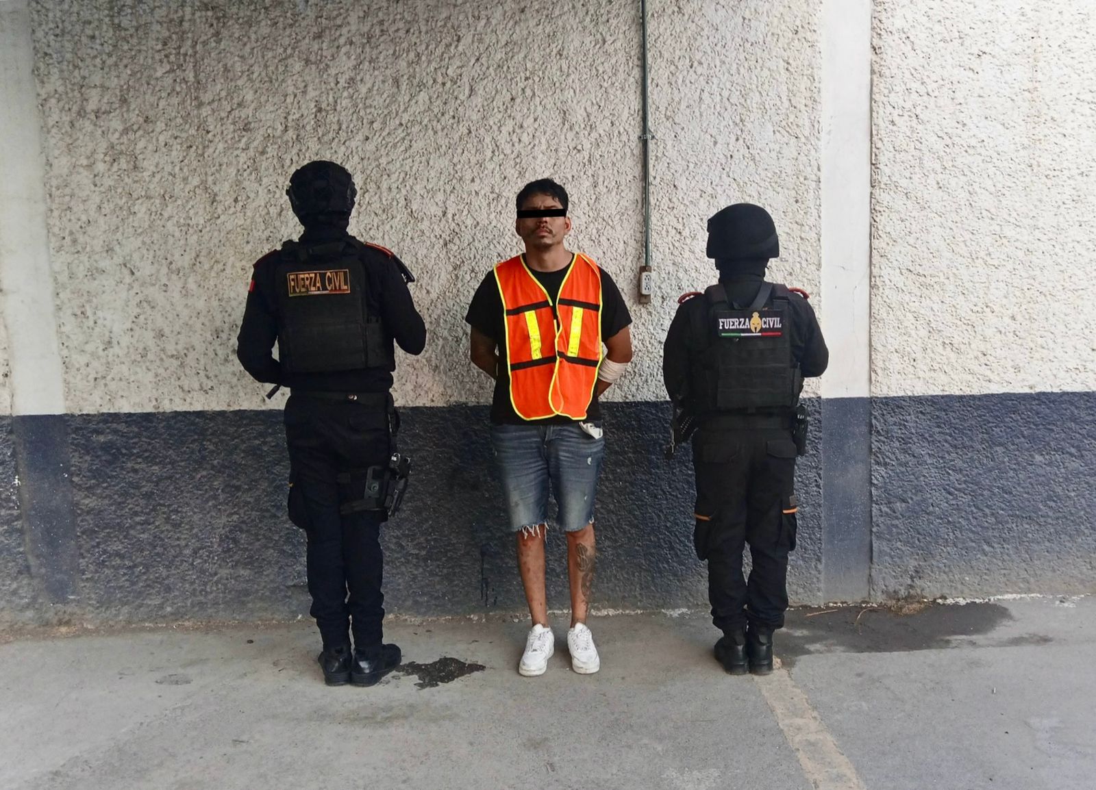 DETIENEN A HOMBRE ARMADO EN MONTERREY - Vector Norte