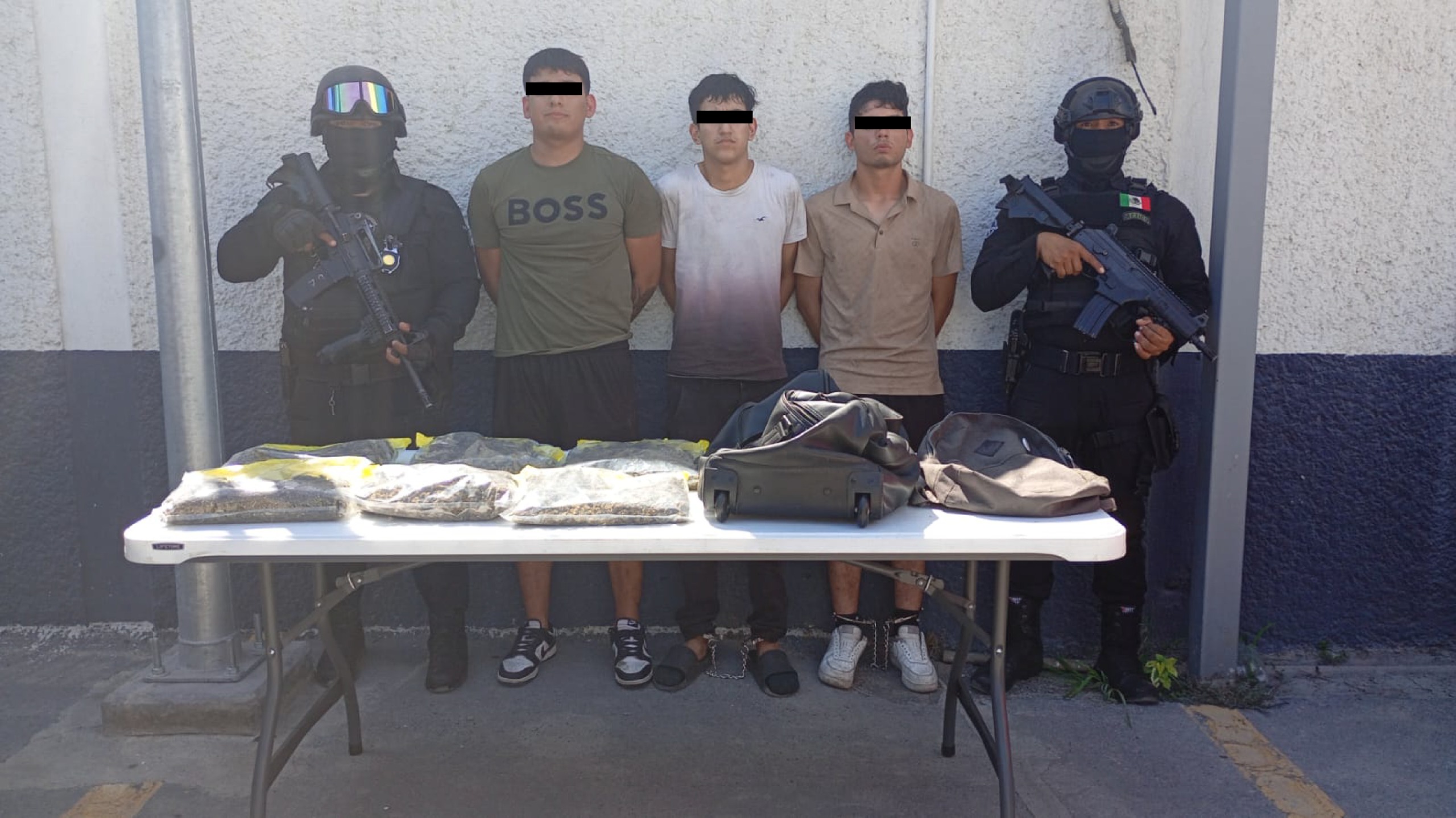 JOVENES DETENIDOS CON DROGA Y ARMA LARGA - Vector Norte